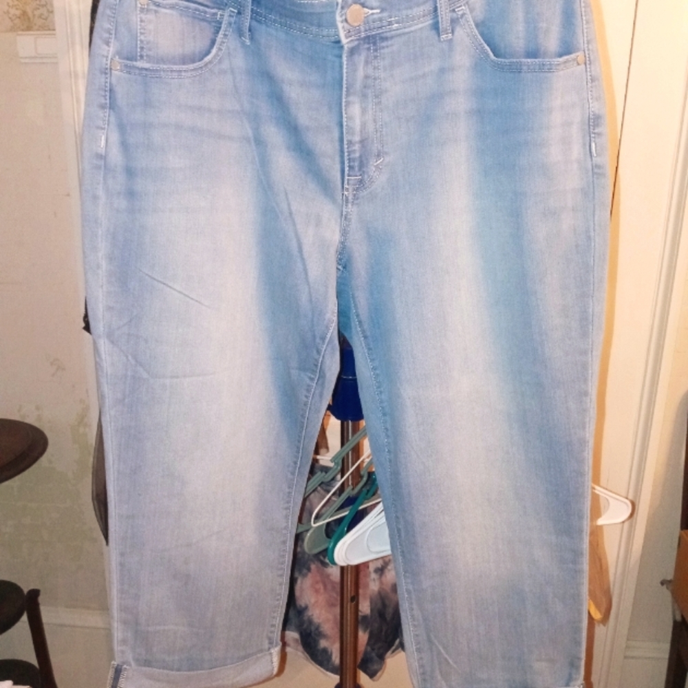 EVRI Capri jeans, NWOT, light wash, 16W